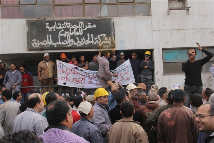 مصر: بسبب استمرار الغضب العمالي «الاستثمار» تدرس إضافة 3 أشهر متأخرات لأرباح «الحديد والصلب»