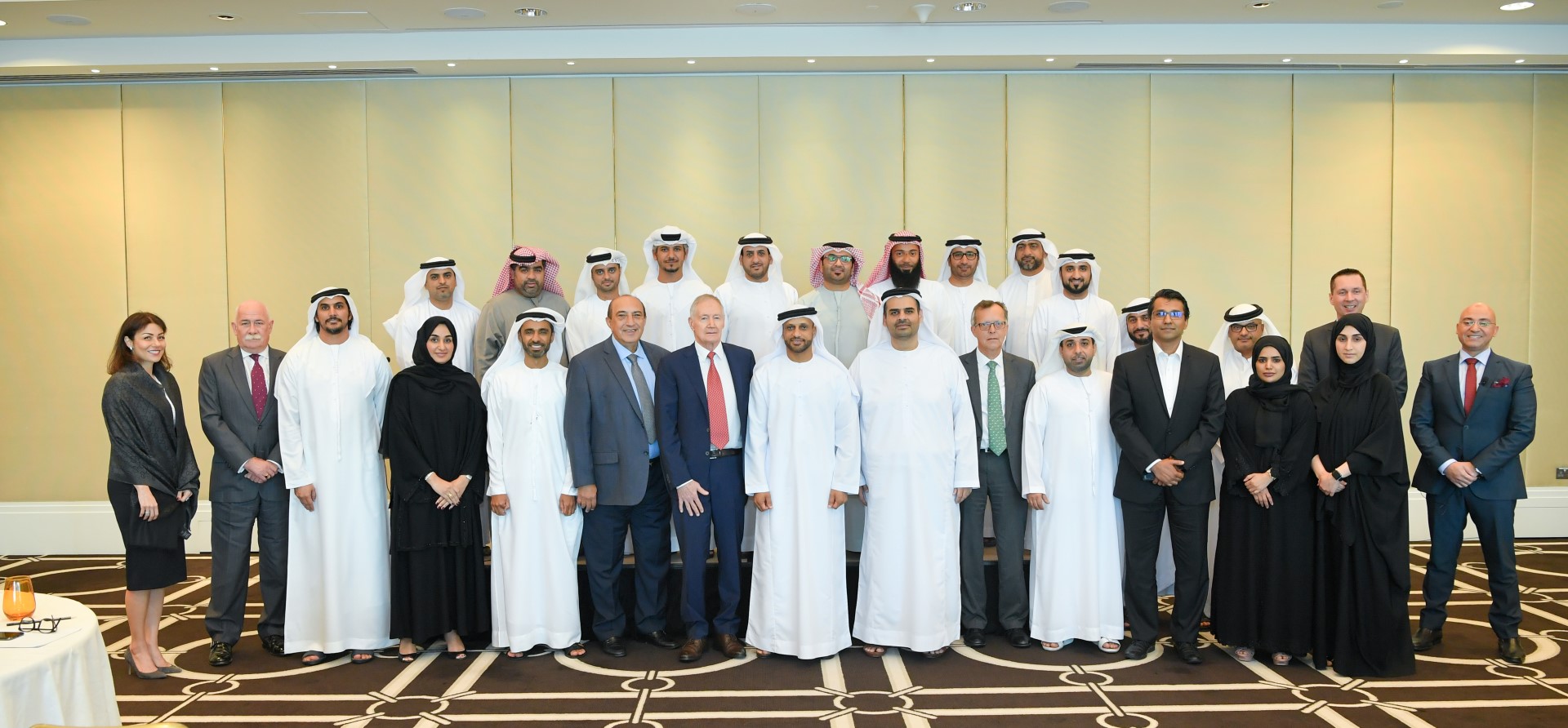 الإمارات: (حديد الإمارات) تحتفل بتخريج 40 مواطناً من برنامجي (قادة المستقبل) و(مسار)