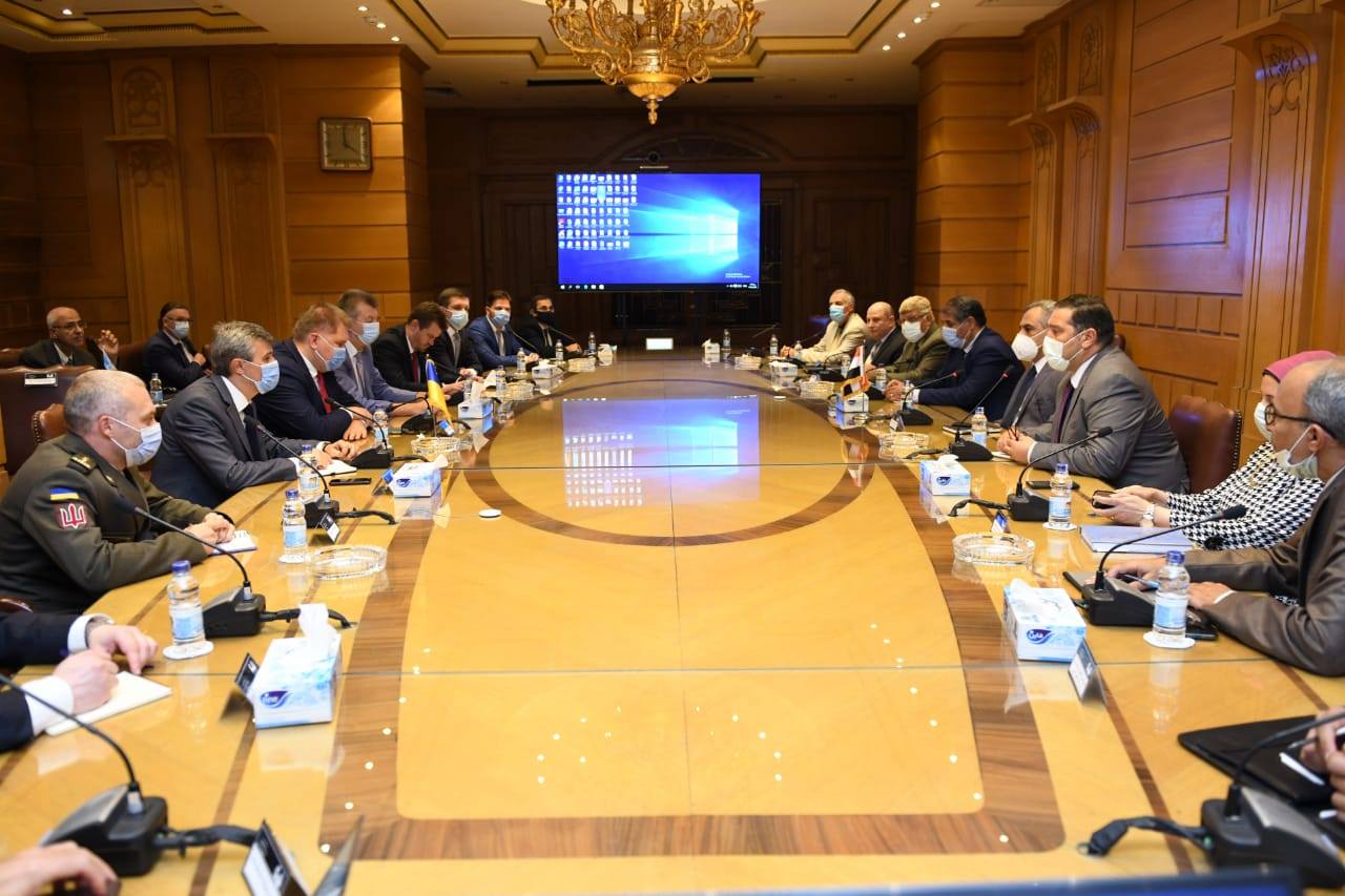 مصر: بحث سبل فتح آفاق جديدة للتعاون بين (الإنتاج الحربي) والشركات الأوكرانية بمجالي الصلب والطاقة