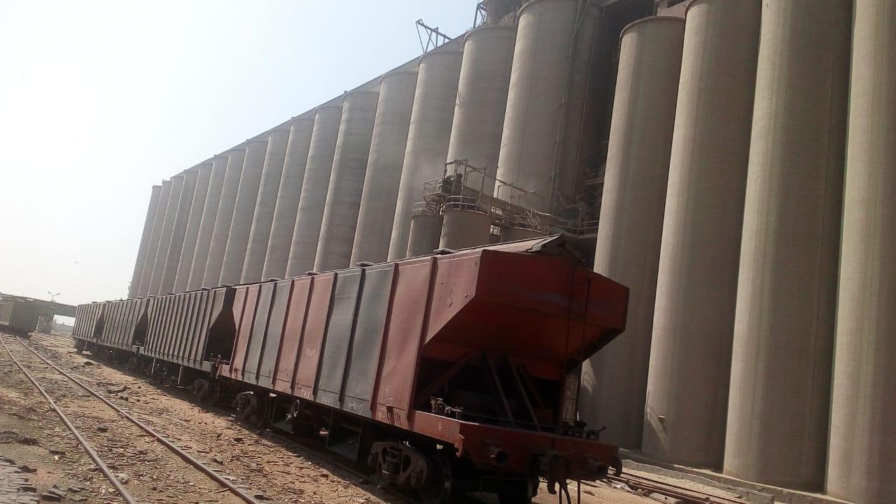 مصر: ميناء الإسكندرية..وصول 60 ألف طن فحم من روسيا وكندا.. وقطار محمل بـ1200 طن فحم متجه للتبين