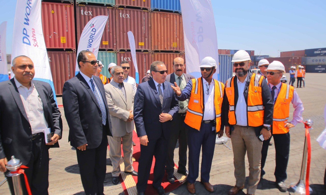 مصر: (دبي العالمية - السخنة) تحتفل باستلام رافعتين متحركتين للتعامل مع الحمولات الثقيلة في الميناء