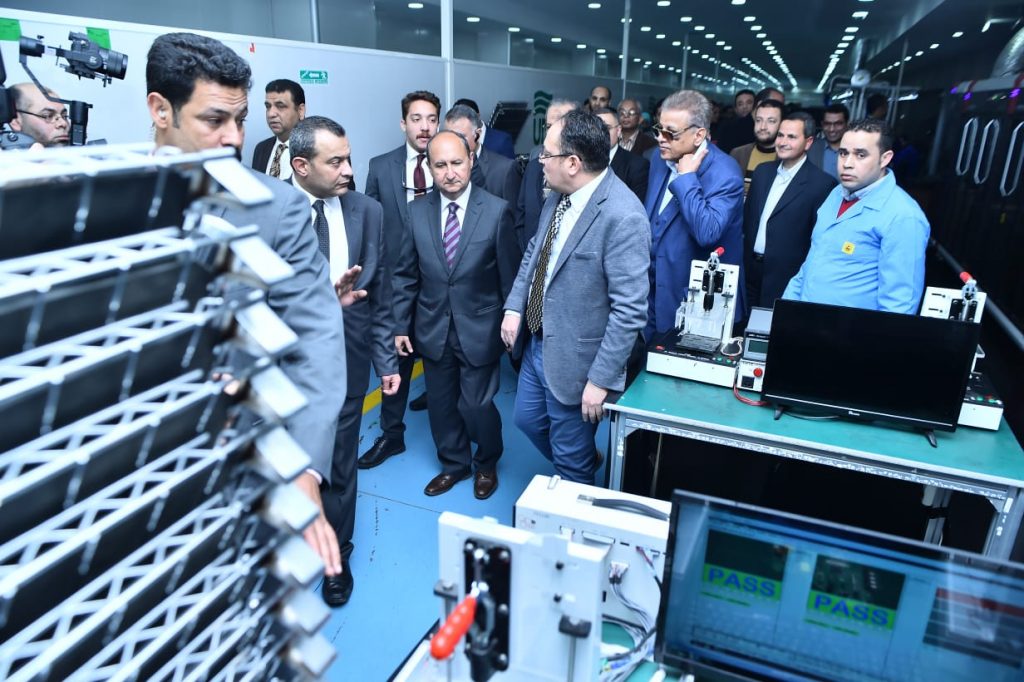 مصر: وزير التجارة يفتتح مصنعين جديدين لإنتاج الثلاجات وشاشات التليفزيون