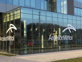 الإمارات:  838 شركة عربية وعالمية تعمل في قطاع الحديد والصلب ومواد البناء بميناء جافزا بالإمارات