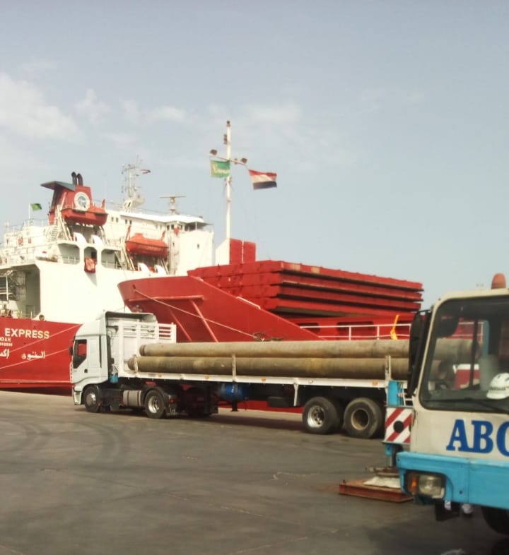 مصر: وصول ألف طن معدات ومواسير بترولية لميناء سفاجا لاستكمال خطوط انابيب خليج السويس