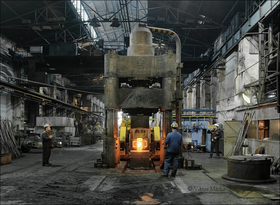 اليمن : محافظ لحج يلتقي اللجنة الخاصة بمصنع الحديد والصلب