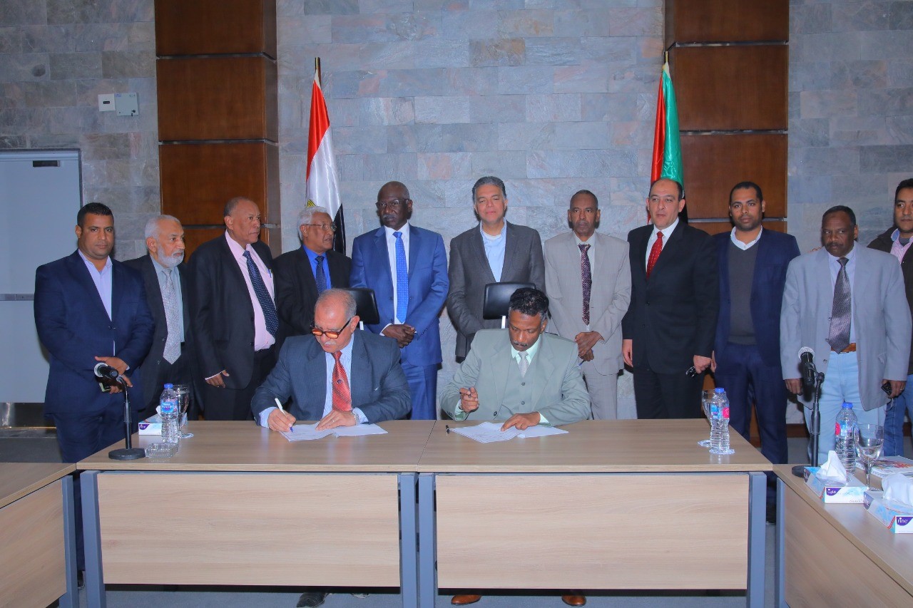 مصر: وزير النقل ونظيره السوداني يشهدان توقيع عقد نقل بضائع عبر النيل