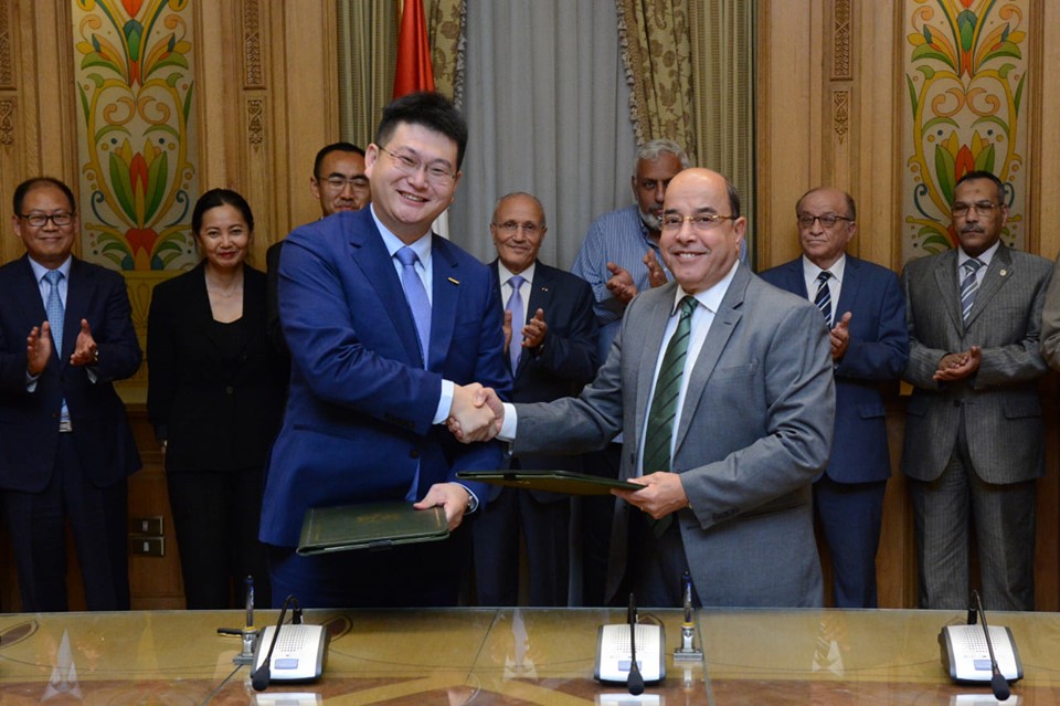 مصر: (الإنتاج الحربي) توقيع مذكرة تفاهم مع (جيلي) الصينية لإنتاج السيارات