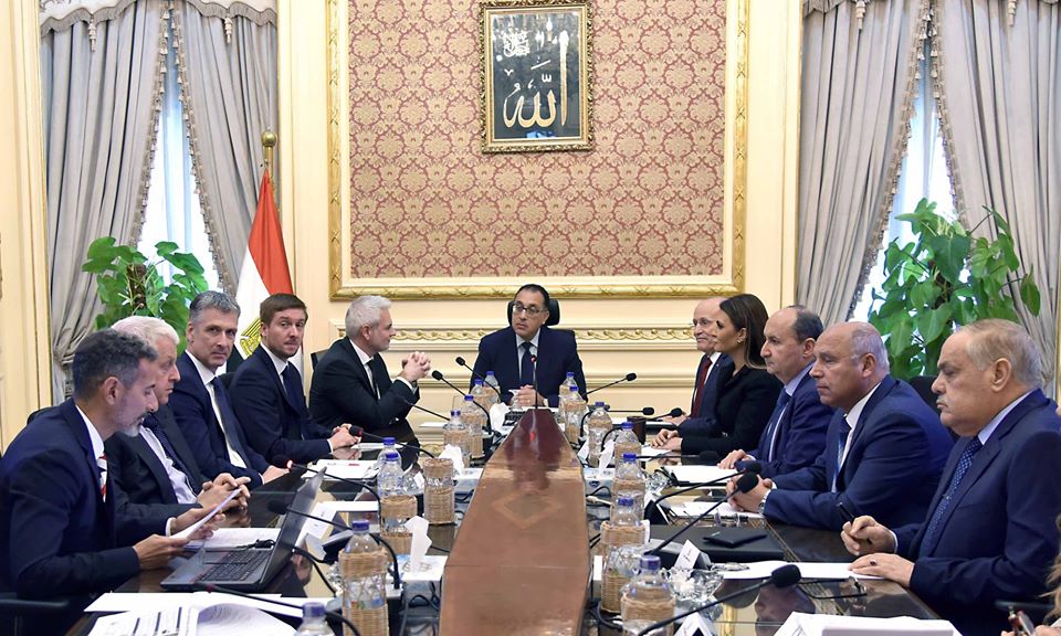 مصر: رئيس الوزراء يبحث مع (فولكس فاجن) الألمانية فرص الاستثمار في مصر