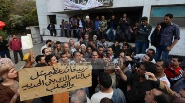مصر : تظاهر العشرات من عمال الحديد والصلب للمطالبة بمستحقاتهم المالية 