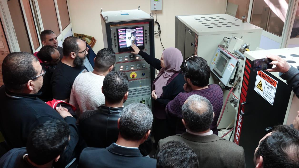 علوم وتكنولوجيا: مركز الفلزات يستعرض أحدث جهاز لتشكيل المعادن ويوصي بربط البحث العلمي بالصناعة