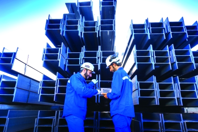 الإمارات: ضمن حملتها الوطنية "نعطي لتبتسم"..حديد الإمارات توزع وجبات إفطار صائم على العمال في أبوظبي