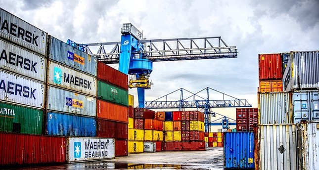 عالمية: ترامب يرفع الرسوم الجمركية على واردات من الصين