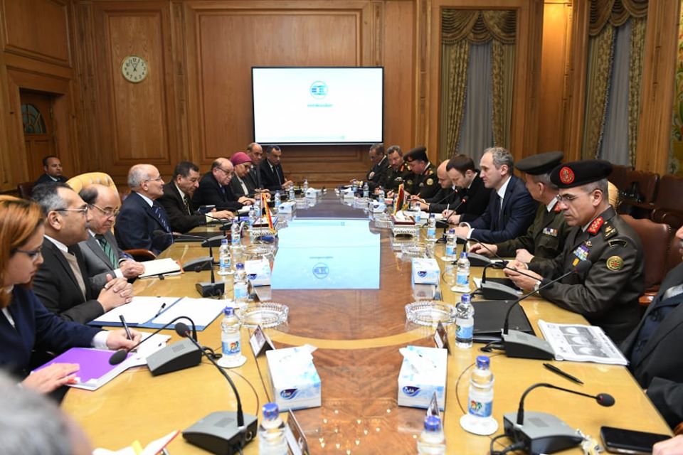 مصر: العصار يبحث مع سفير بيلاروسيا التعاون المشترك في صناعة الشاحنات واللوادر والمعدات