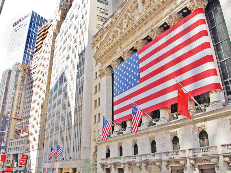 اقتصاد: إنفاق المستهلك الأمريكي يتباطأ وأداء ضعيف لاستثمارات الشركات