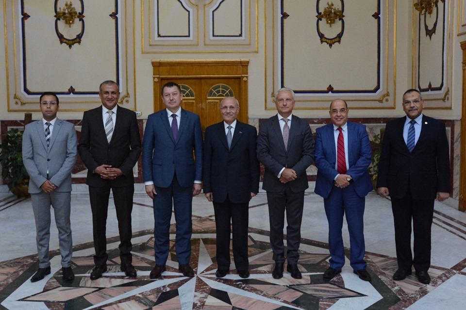 مصر: (الإنتاج الحربي) تبحث التصنيع المشترك للشاحنات مع شركة (ماز) البيلاروسية 