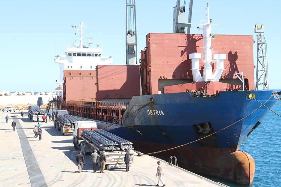 ليبيا: أطنان الحديد الليبي تتجاوز الحرب بصادرات إلى الجزائر