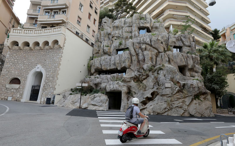مهندسان ينحتان فيلا (صديقة للبيئة) داخل صخرة في موناكو