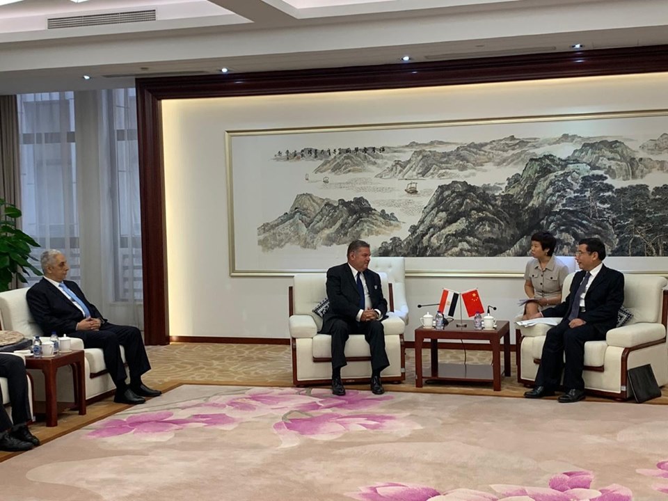 مصر: قطاع الأعمال والقابضة المعدنية يبحثان التعاون فى صناعة السيارات الكهربائية مع الصين