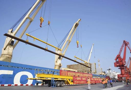 عالمية: الصين تبدأ في شحن قضبان حديدية لخط سكة حديد فائق السرعة في إندونيسيا