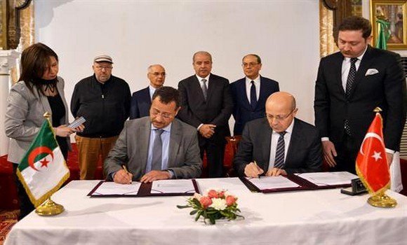 الجزائر: أتفاق شراكة جزائري تركي لتصنيع 100 ألف طن من أنابيب الحديد 