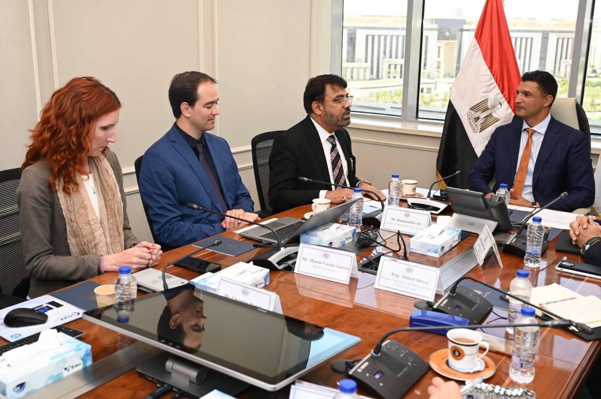 وزير الصناعة يبحث مع "RHI Magnesita" النمساوية إقامة مشروع لإنتاج الحراريات المتكاملة في مصر